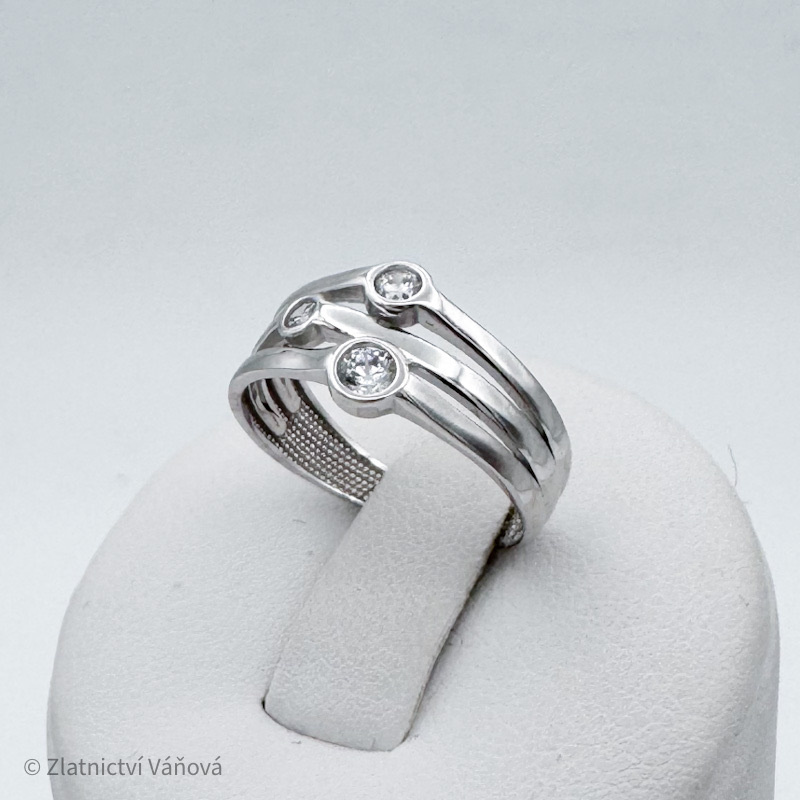 Bílé zlato prsten se třemi zirkony